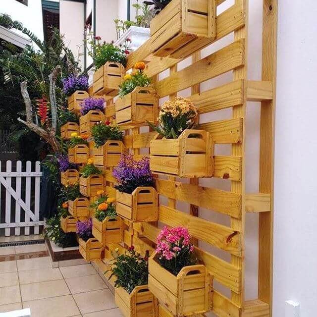 Wooden pallets ideas of DIY Pallet planters, Round Table, and other decorative items