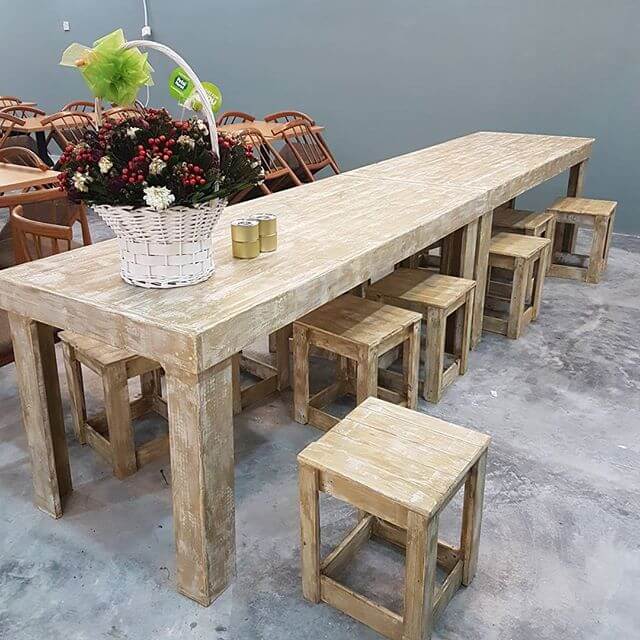 large table with pallet benches
