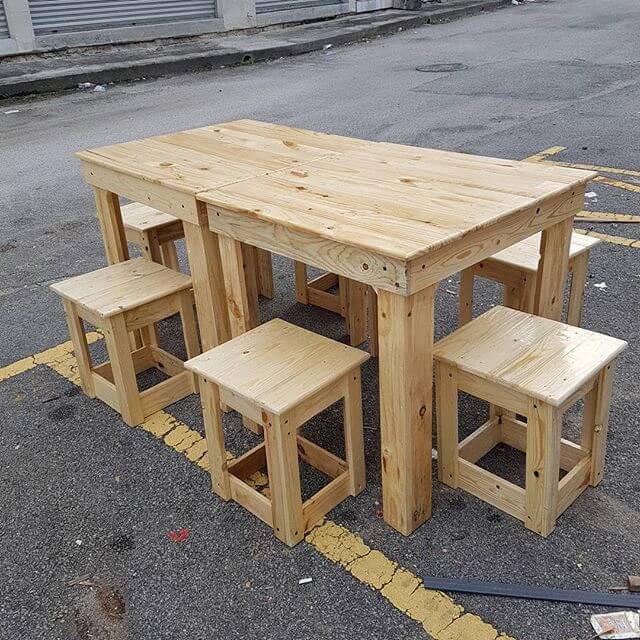 large table with pallet benches