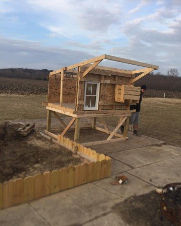 build a chicken house from pallets