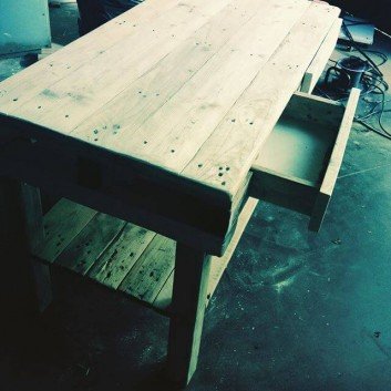 beautiful full sized computer pallet table