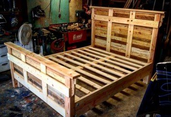 PALLET BED FRAME ILLUMINATED WITH LIGHTS