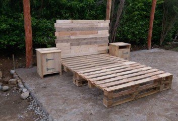 WHITE PALLETS FOR BED FRAMES AND HEADBOARD