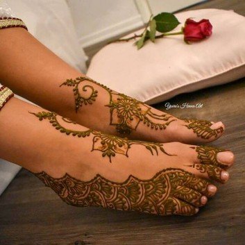 simple to follow mehndi design for foot