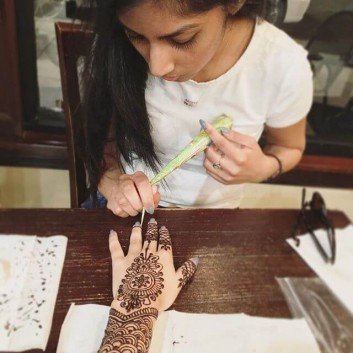 henna art designs on hand