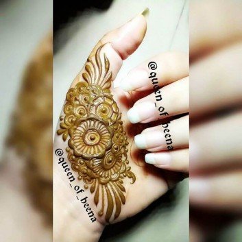palm henna Design with dots on fingers