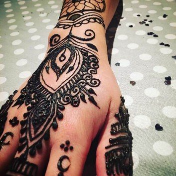 Easy New Style Black Mehndi Designs For Hands