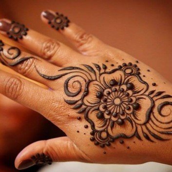 simple mehndi on back of your hand