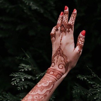 beautiful mehndi to enhance your hand's beauty
