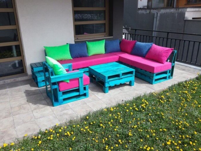 Outdoor pallet couch