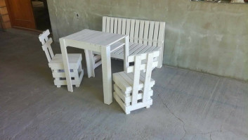 pallet chairs with bench and stool