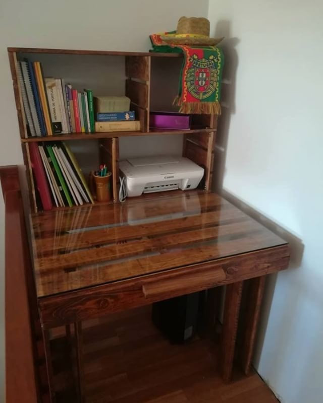 Pallet furniture desk