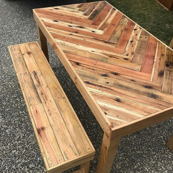 Pallet outdoor furniture table