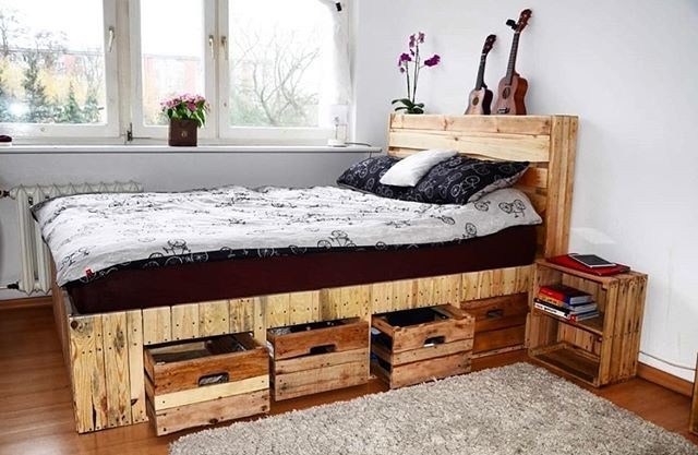 Pallet bed with drawers