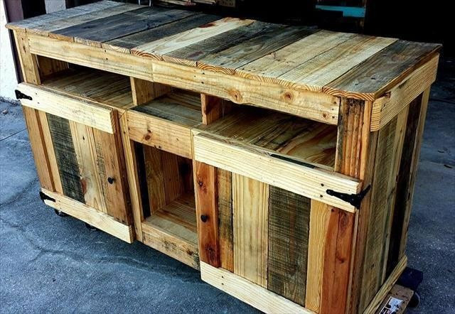 Pallet storage cabinet