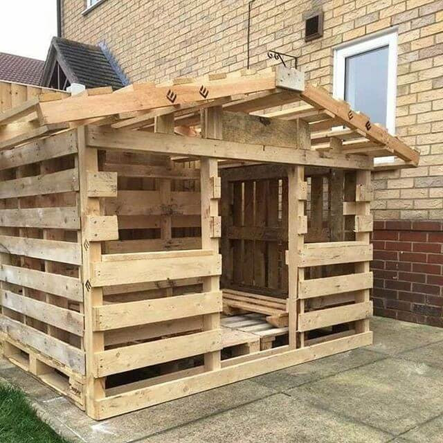 Pallet outdoor shed for woods