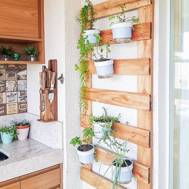Pallet planter wall