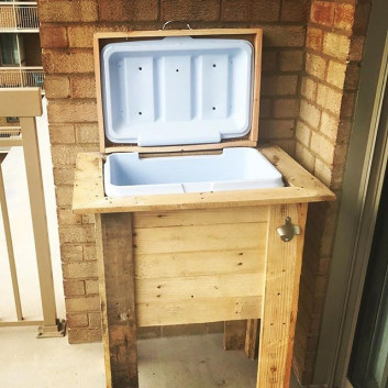 Pallet table with cooler