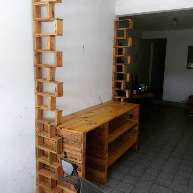 Pallet cabinet with shelf