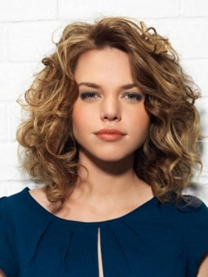 Natural Waves Women Hairstyles for Round Faces