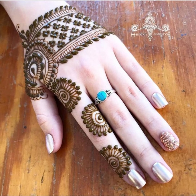 easy and simple backhand mehndi designs