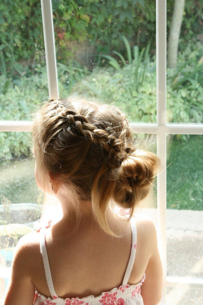 Messy Bun Little Girls’ Hairstyles For Your Princess