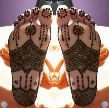 Classy and attractive Mehndi Designs for Foot