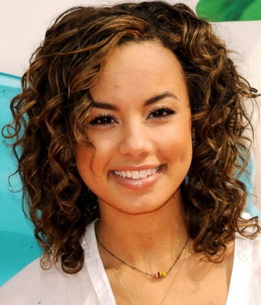 Smooth Curls Hairstyle for Round Faces