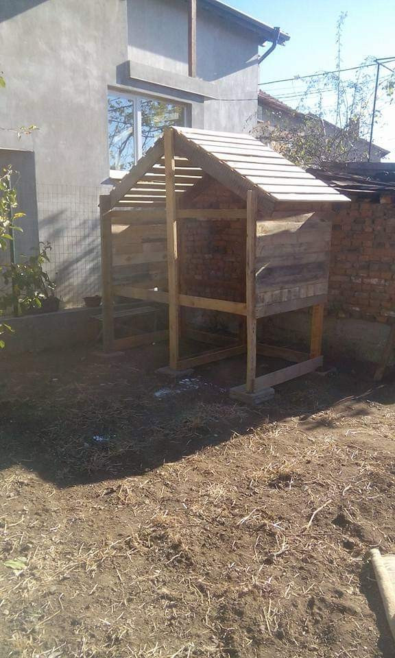 Pallet outdoor shed