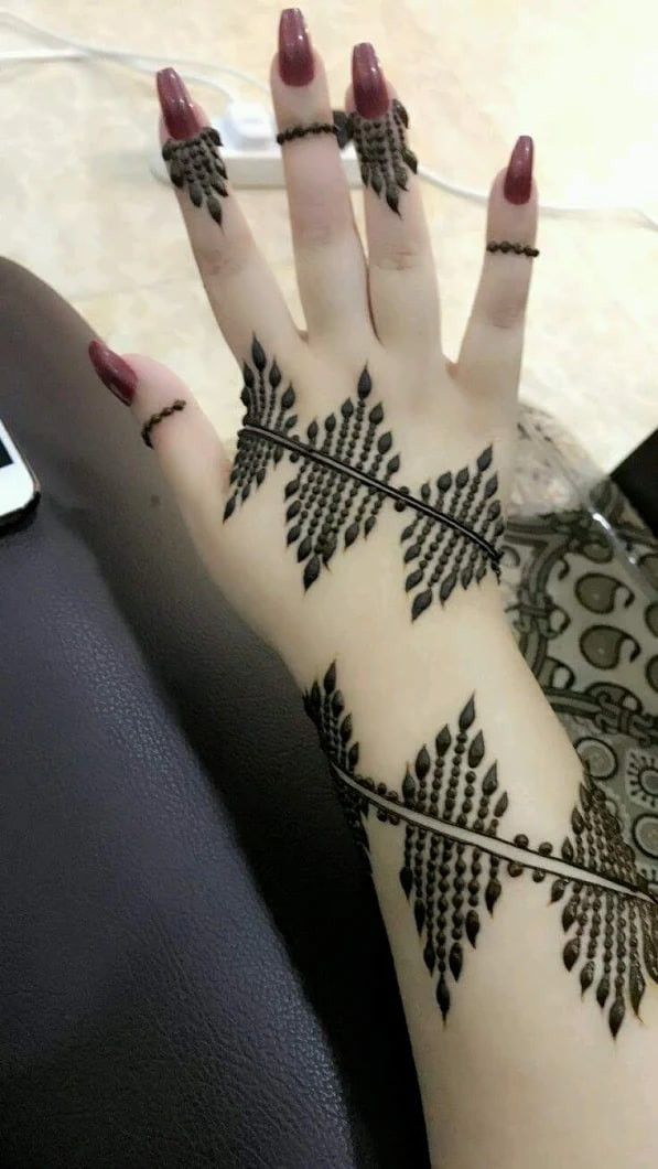 backhand simple mehndi designs for new year