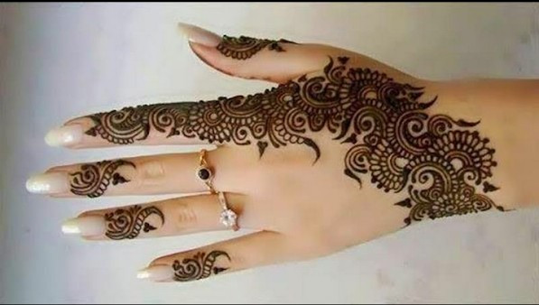 Simple and Decent Mehndi Designs for Girls