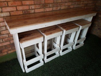 Pallet Side Table With Stools