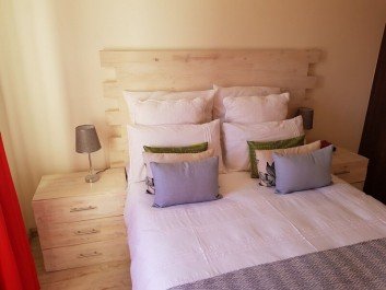 Wood Pallet Bed with Headboard Ideas