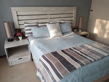 Pallet Bed with side Storage Table