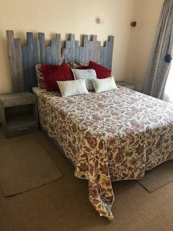 Top Rustic Pallet Headboard Ideas with side tables
