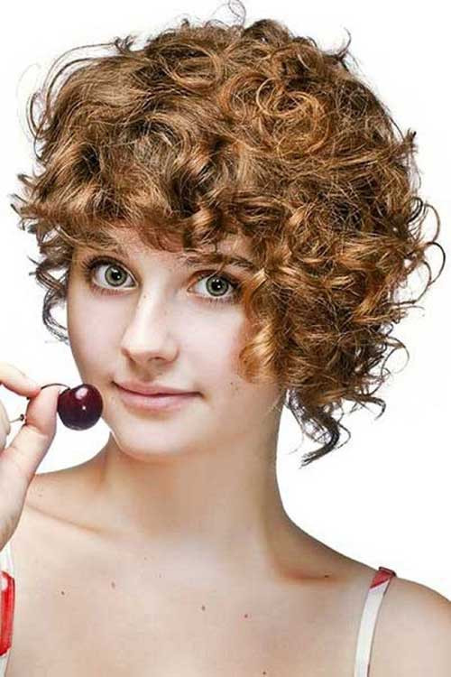 Smooth Curls Hairstyle for Round Faces
